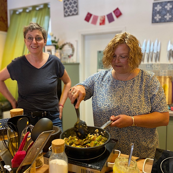 2 Frauen beim Kochen