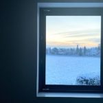Blick aus Fenster auf Schneelandschaft