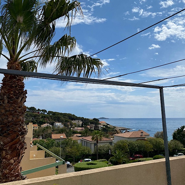 Foto von Blick einer Terrasse aufs Meer