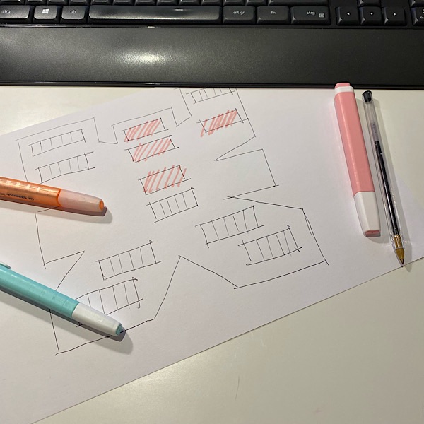 Stifte, Zettel und Tastatur