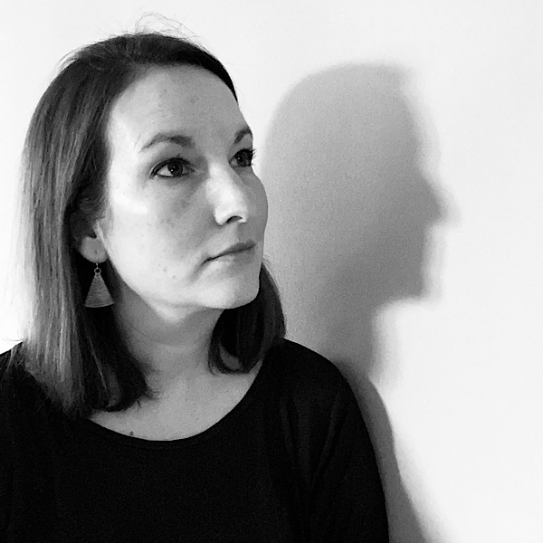 Frau von der Seite in schwar-Weiß