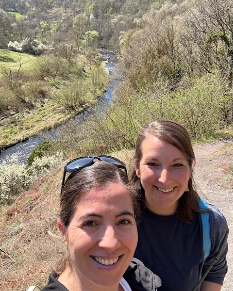2 Frauen auf Wanderweg