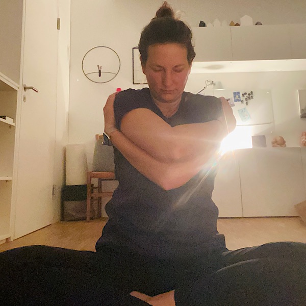 Frau umarmt sich selbst