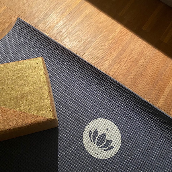 Yogaklotz auf Yogamatte
