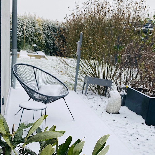 Garten mit Schnee bedeckt